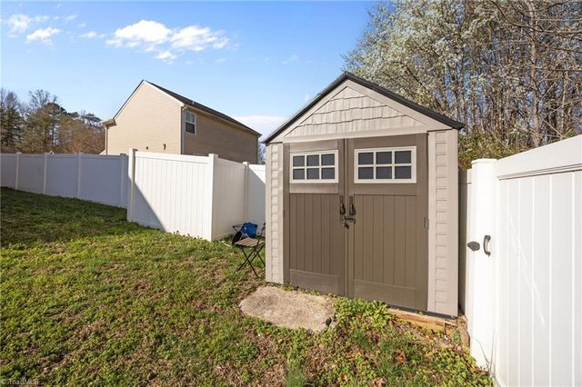 865 Winterside Lane, Winston-salem, NC 27107