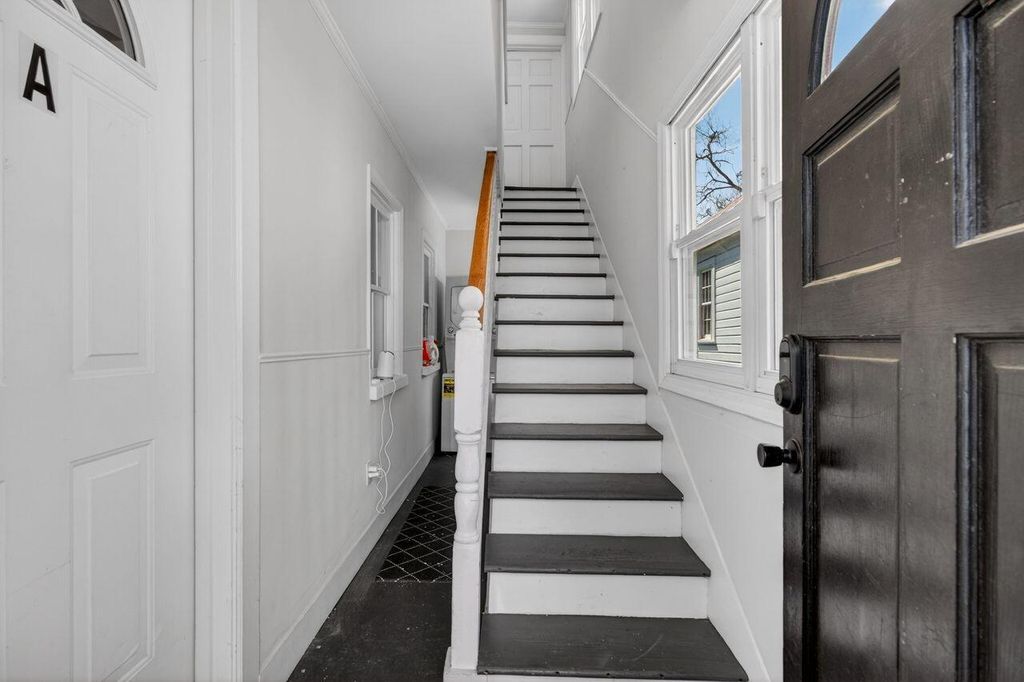 Image 4 of property listing at 435 Race Street, Charleston, SC 29403