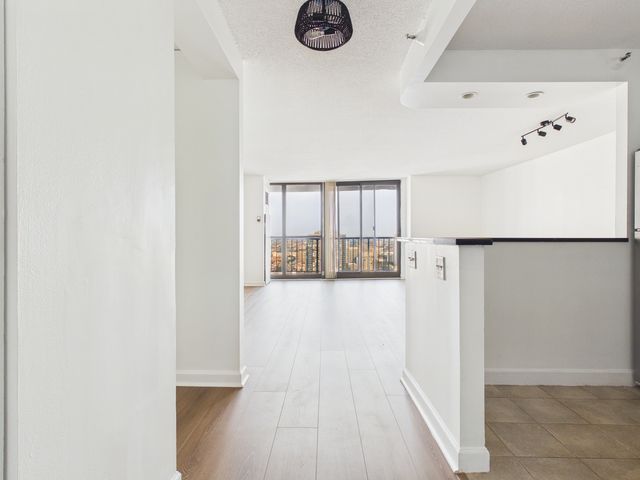 10 E ONTARIO Street 4205, Chicago, IL 60611