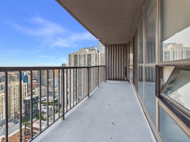 10 E ONTARIO Street 4205, Chicago, IL 60611
