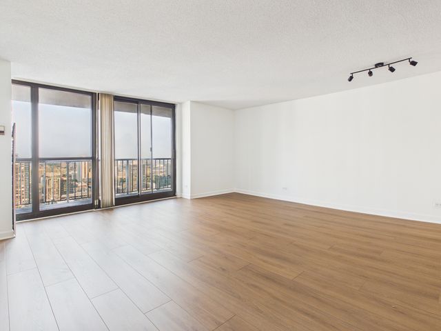 10 E ONTARIO Street 4205, Chicago, IL 60611