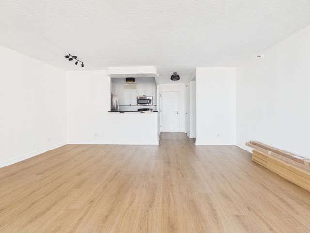 10 E ONTARIO Street 4205, Chicago, IL 60611