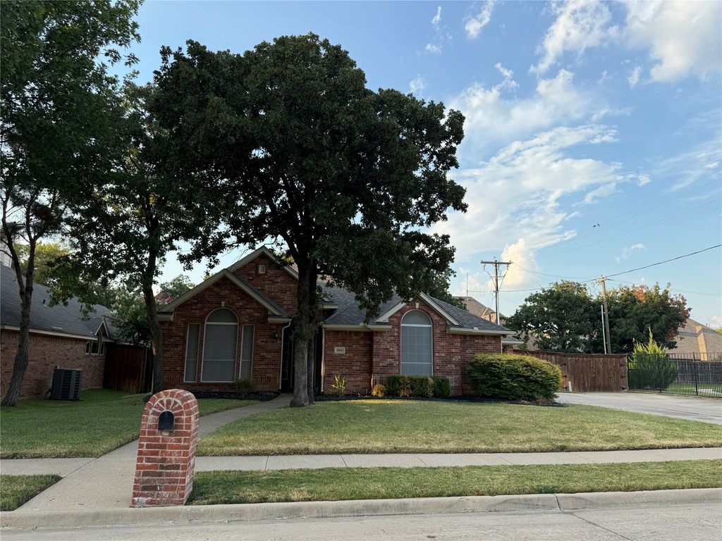 9005 Trails Edge Drive, North Richland Hills, TX 76182