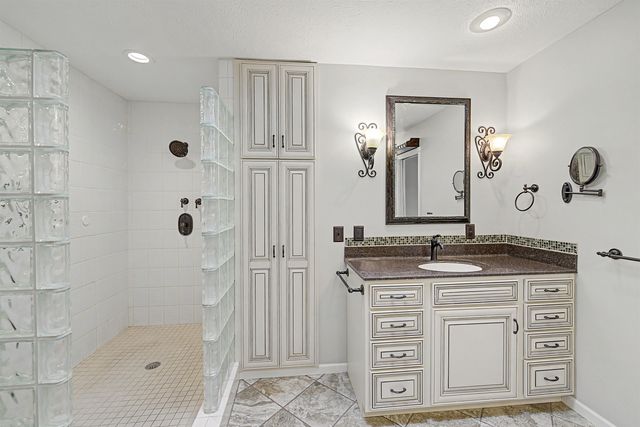 629 Arrowhead Ln, Salina, KS 67401