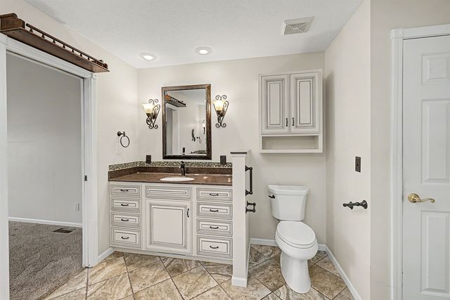 629 Arrowhead Ln, Salina, KS 67401