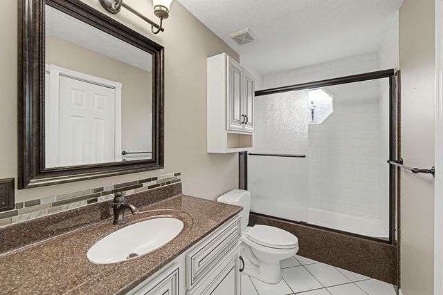 629 Arrowhead Ln, Salina, KS 67401