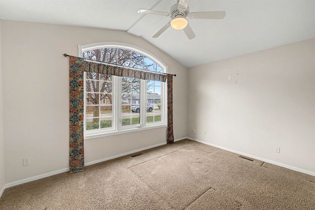 629 Arrowhead Ln, Salina, KS 67401