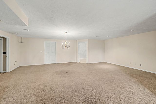 629 Arrowhead Ln, Salina, KS 67401