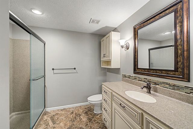 629 Arrowhead Ln, Salina, KS 67401