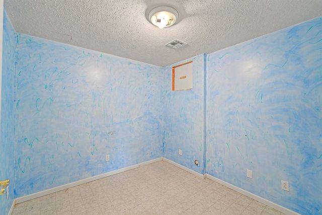 629 Arrowhead Ln, Salina, KS 67401