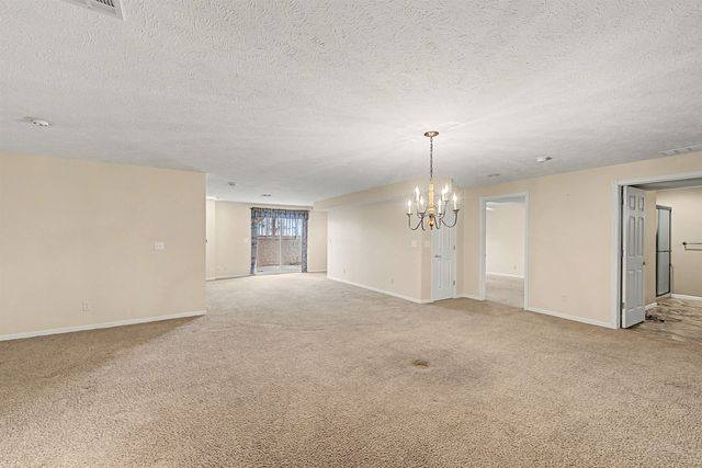 629 Arrowhead Ln, Salina, KS 67401