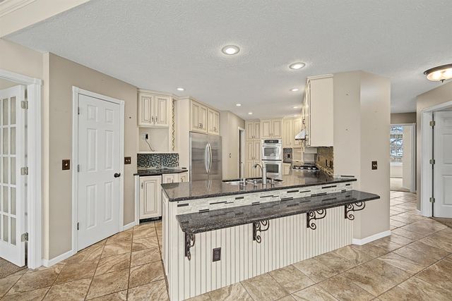 629 Arrowhead Ln, Salina, KS 67401