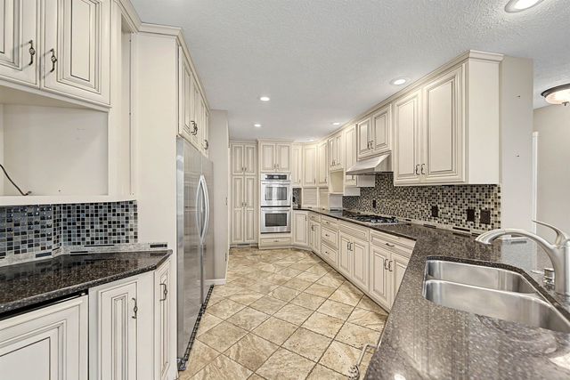 629 Arrowhead Ln, Salina, KS 67401