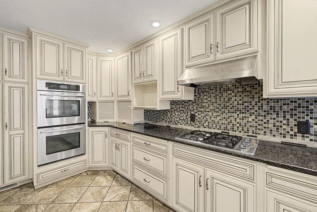 629 Arrowhead Ln, Salina, KS 67401