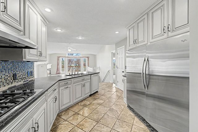 629 Arrowhead Ln, Salina, KS 67401