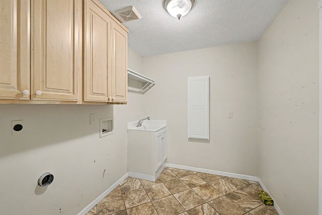 629 Arrowhead Ln, Salina, KS 67401