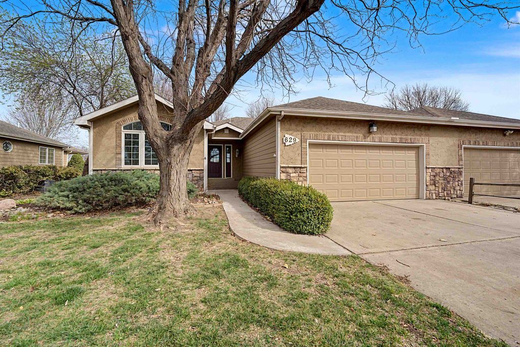 629 Arrowhead Ln, Salina, KS 67401
