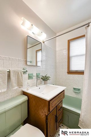 2406 S 46th Street, Omaha, NE 68106