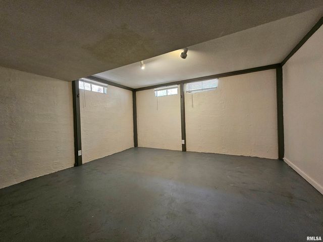 110 N Lark Lane, Carbondale, IL 62901