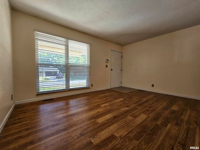 110 N Lark Lane, Carbondale, IL 62901