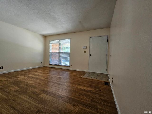 110 N Lark Lane, Carbondale, IL 62901