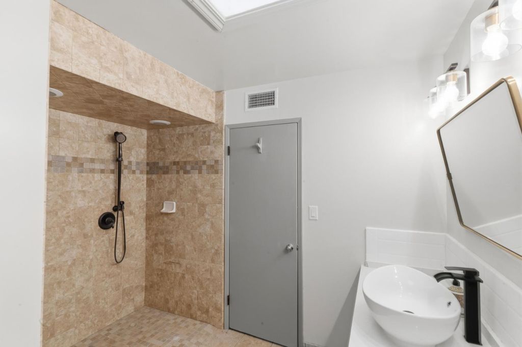 Image 21 of property listing at 436 W Twain Avenue, Fresno, CA 93704