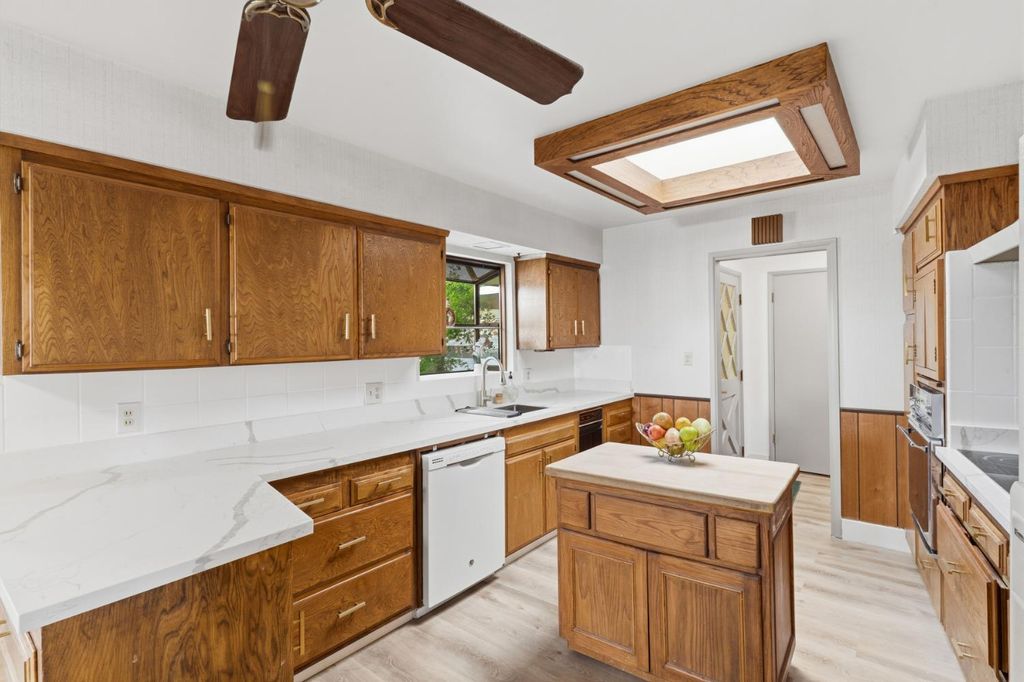Image 9 of property listing at 436 W Twain Avenue, Fresno, CA 93704