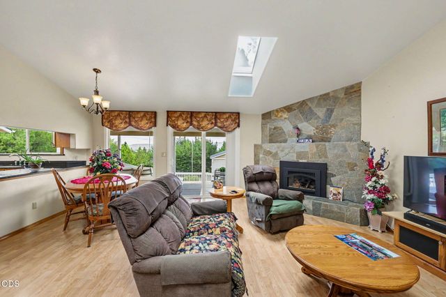 2244 Hillside Drive, Medford, OR 97502