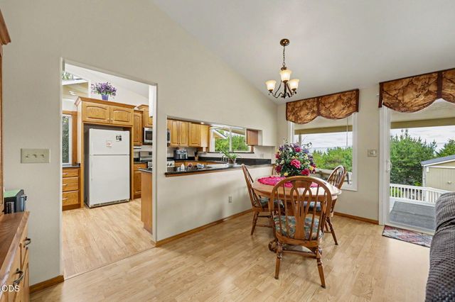 2244 Hillside Drive, Medford, OR 97502
