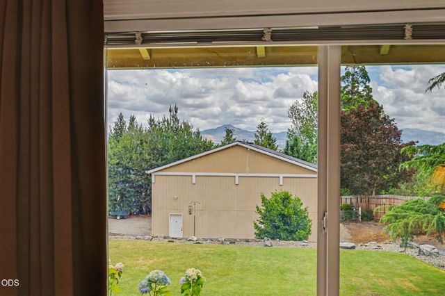 2244 Hillside Drive, Medford, OR 97502