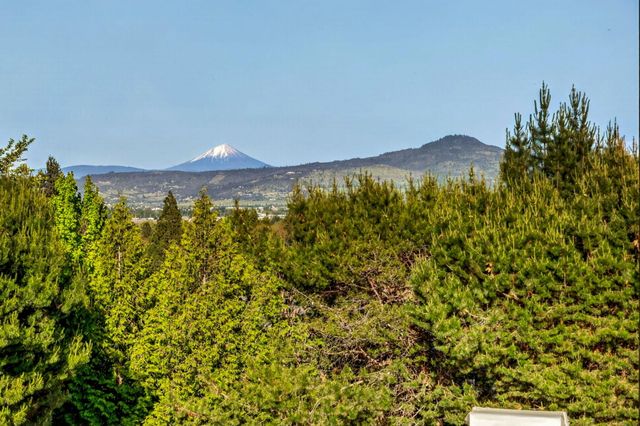 2244 Hillside Drive, Medford, OR 97502