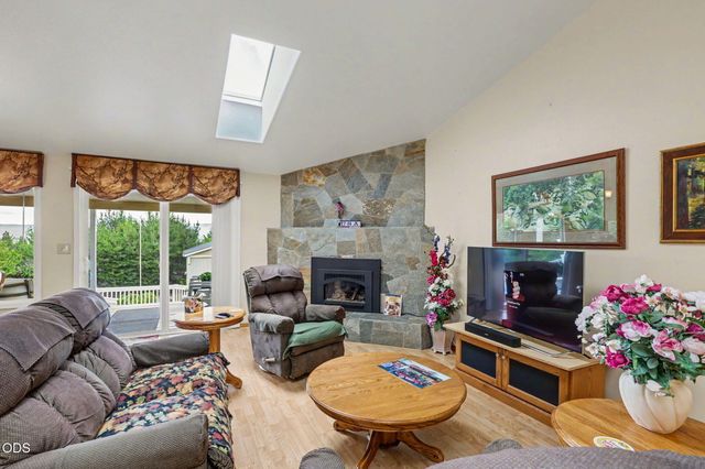 2244 Hillside Drive, Medford, OR 97502