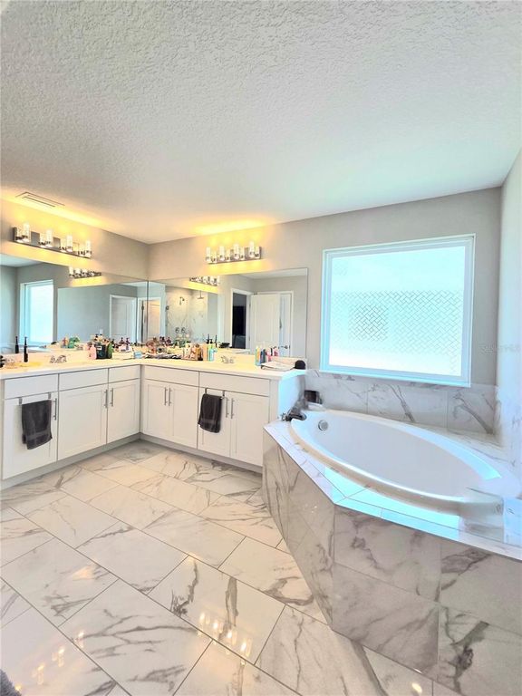 Image 40 of property listing at 13521 PALMERA VISTA DRIVE, Riverview, FL 33579