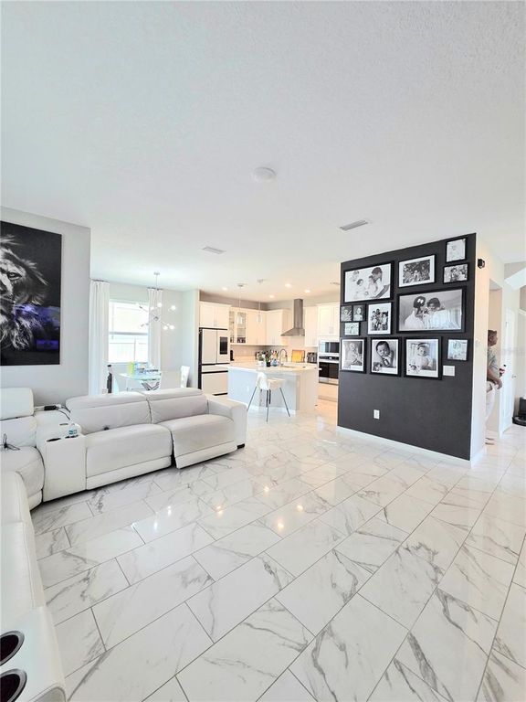 Image 10 of property listing at 13521 PALMERA VISTA DRIVE, Riverview, FL 33579