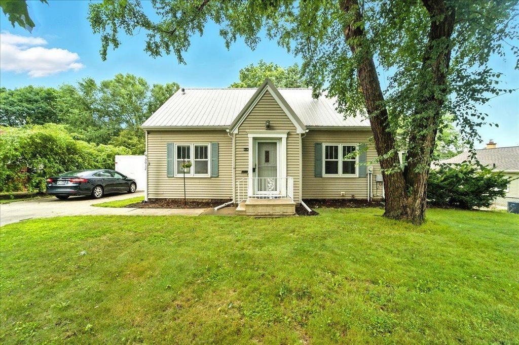 3012 W 4th Street, Waterloo, IA 50701