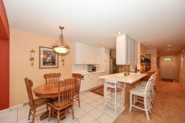 7213 W Mequon Square DRIVE, Mequon, WI 53092