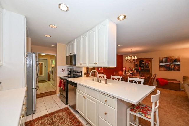 7213 W Mequon Square DRIVE, Mequon, WI 53092