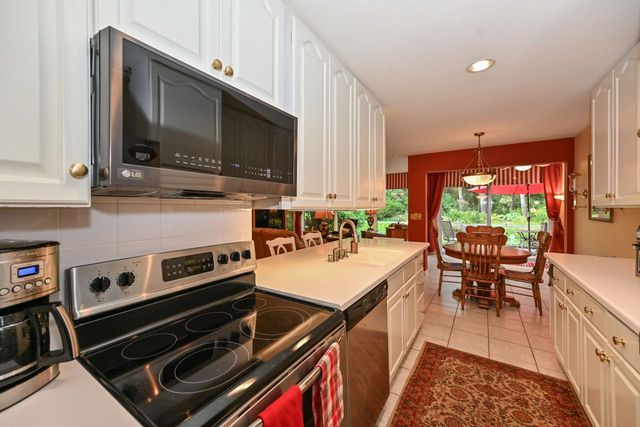 7213 W Mequon Square DRIVE, Mequon, WI 53092