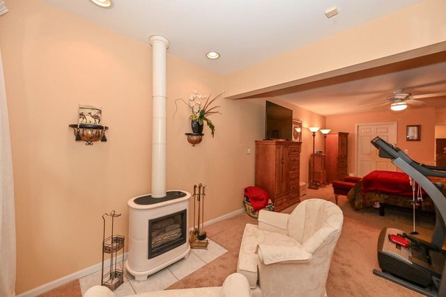 7213 W Mequon Square DRIVE, Mequon, WI 53092