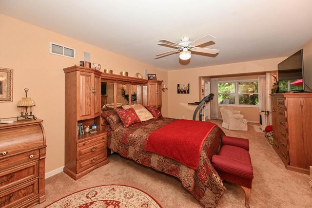 7213 W Mequon Square DRIVE, Mequon, WI 53092