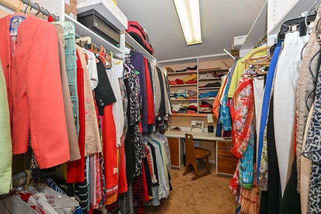 7213 W Mequon Square DRIVE, Mequon, WI 53092