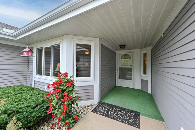 7213 W Mequon Square DRIVE, Mequon, WI 53092