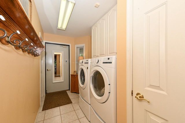 7213 W Mequon Square DRIVE, Mequon, WI 53092