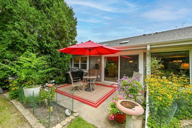 7213 W Mequon Square DRIVE, Mequon, WI 53092