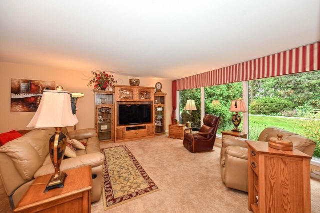 7213 W Mequon Square DRIVE, Mequon, WI 53092