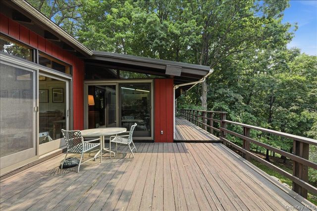 131 Deertrack Lane, Irvington, NY 10533