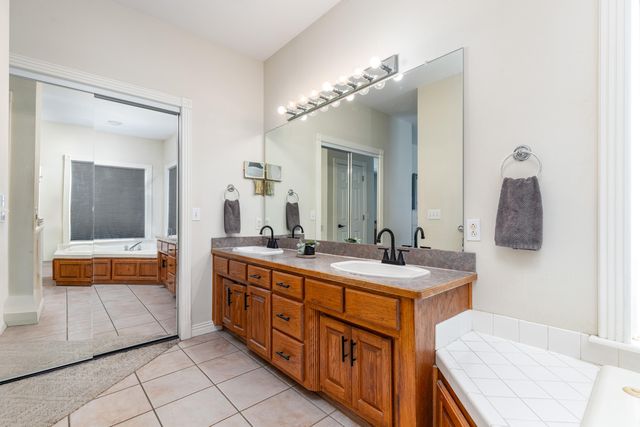 24820 S 638 Road, Grove, OK 74344