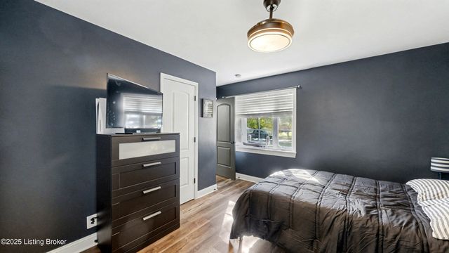 333 S Hubbards Ln, Louisville, KY 40207