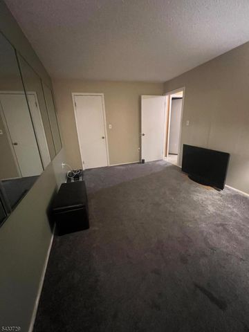 37 Fisher Dr, Franklin Twp., NJ 08823