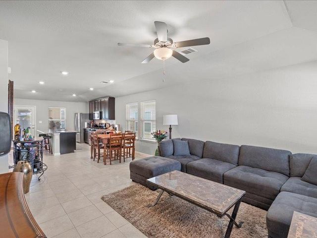 200 Grapefruit RD, Hutto, TX 78634